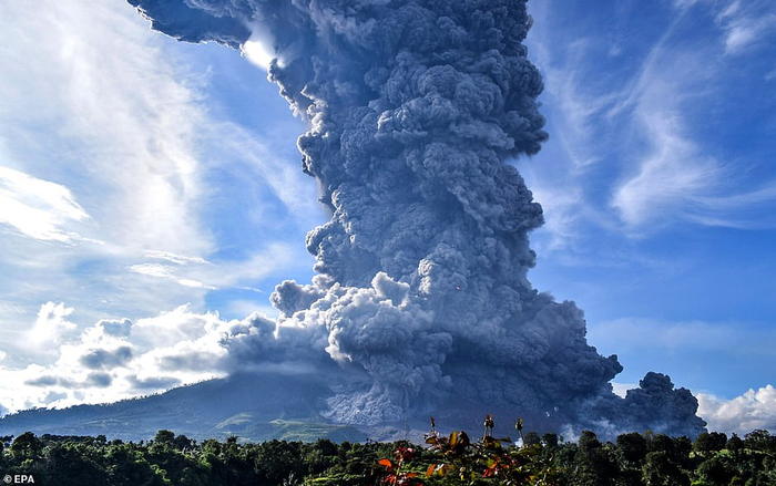 Cảnh tượng núi lửa phun trào, tro bụi bốc cao tận 5000 m ở Indonesia Ảnh 2