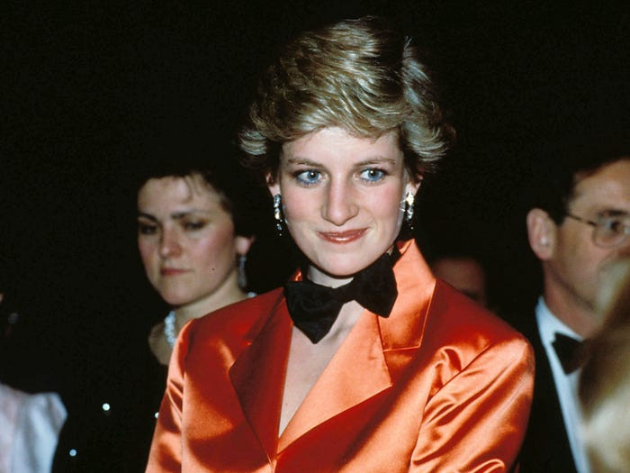 Ngoài Công nương Diana, không một ai trong Hoàng gia Anh dám đeo một chiếc nơ lên cổ trần. 