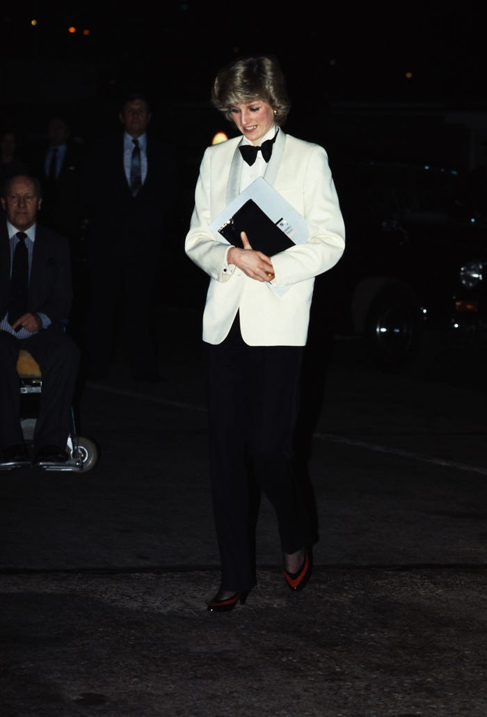 Ngoài những mẫu váy cầu kỳ, Công nương Diana còn thích mặc cả vest của nam giới. Bà từng tham dự một buổi hòa nhạc rock trong bộ đồ kiểu tuxedo đen trắng. 