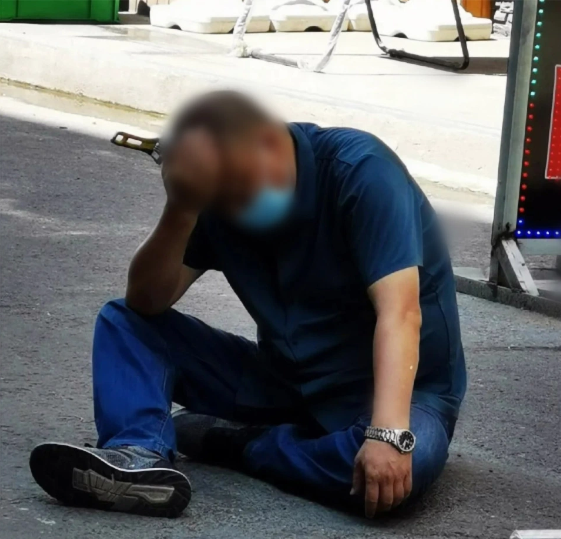 Người đàn ông giấu tên bị cờ lê rơi trúng.