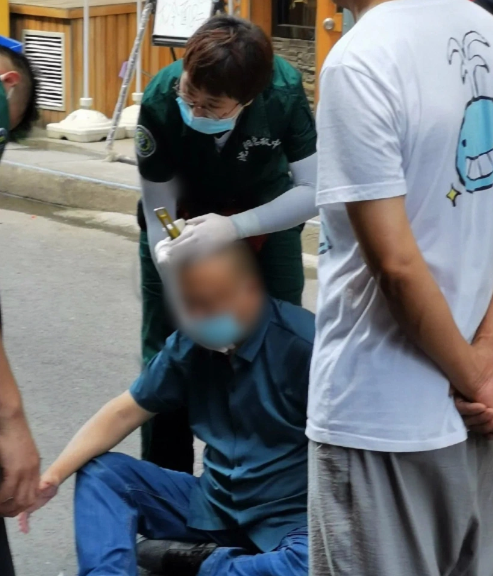 Nhân viên y tế sơ cứu cho ông trước khi đến bệnh viện.