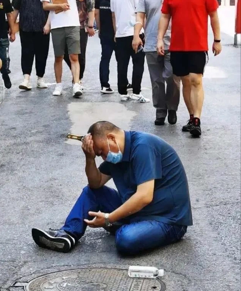 Người đàn ông đau đớn ôm đầu nhưng vẫn còn tỉnh táo.