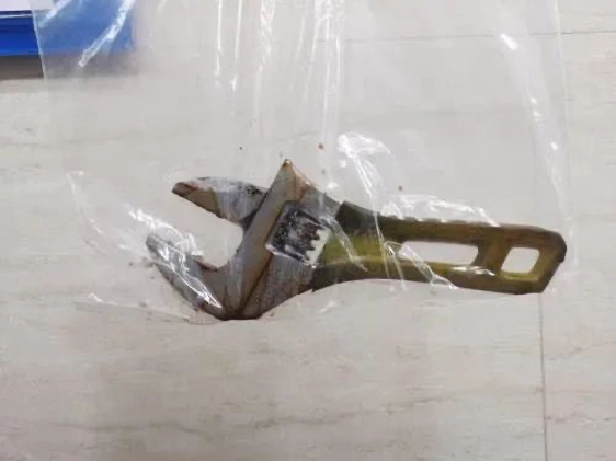 Chiếc cờ lê dài 15 cm.