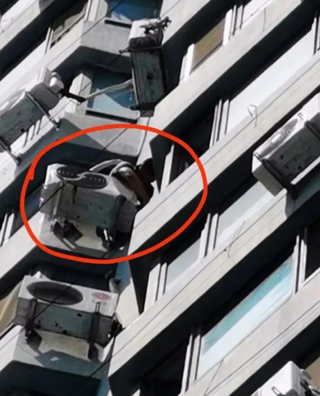 Người công nhân gây ra tai nạn trong lúc lắp điều hòa.