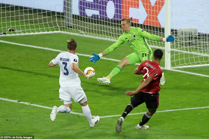 VAR từ chối bàn thắng của Greenwood cuối hiệp một.