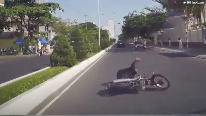 Nam thanh niên phải tiếp đất bằng người do đi xe liều lĩnh.