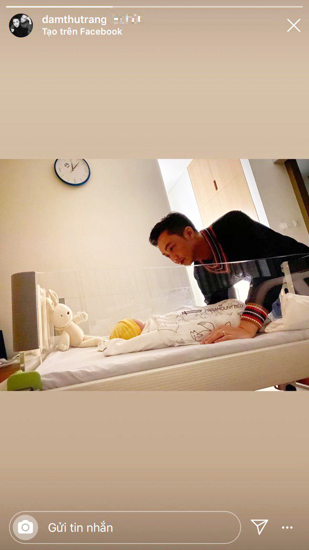 Ngay sau khi Đàm Thu Trang hạ sinh con đầu lòng, Cường Đô La luôn là người túc trực ở bên chăm sóc cho vợ và con gái nhỏ