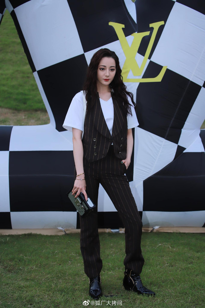 Địch Lệ Nhiệt Ba với phong cách 'tomboy' cá tính tại show Louis Vuitton hồi tuần trước đã thu hút khi người đẹp diện bộ cánh áo gi lê kẻ sọc mix cùng quần tây đi kèm clutch, giày âu 