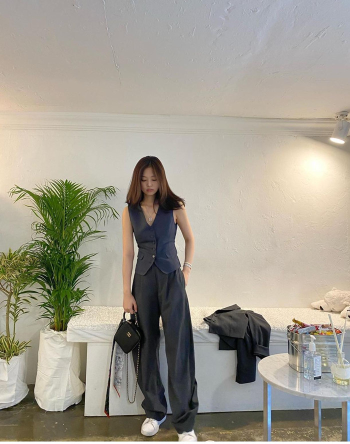 Gà nhà YG mix trang phục với giày sneakers trắng và túi Chanel đen