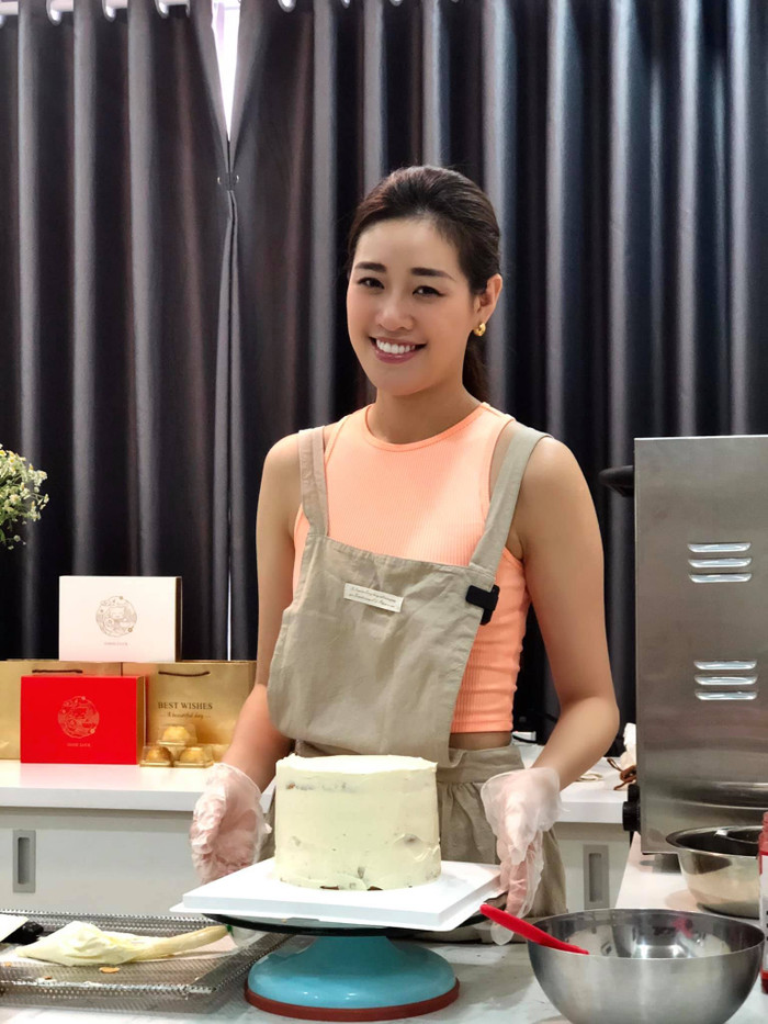 &nbsp;Nàng Hậu còn hài hước cho rằng mẹ cô chắc chắn sẽ rất tự hào khi thấy con gái vào bếp học làm bánh như vậy