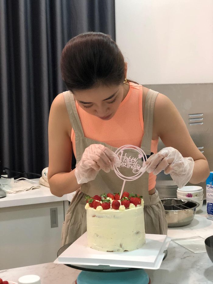 Khánh Vân cũng không lăn lớp kem dày quanh bánh mà làm mỏng, hơi để lộ phần bánh bên trong vì biết mẹ không thích ăn quá nhiều kem
