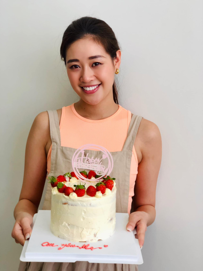 Hoa hậu Khánh Vân rạng rỡ bên chiếc bánh kem do chính tay mình làm tặng mẹ