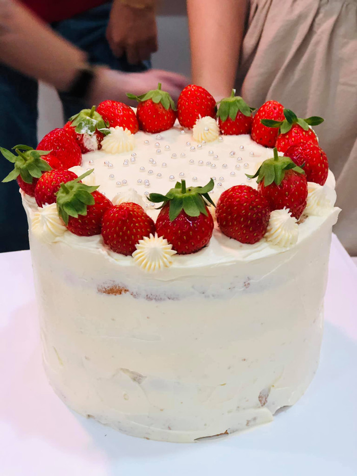 Vì biết mẹ thích ăn dâu nên Khánh Vân đã chọn dâu là nguyên liệu trang trí chính cho chiếc bánh kem mừng sinh nhật mẹ