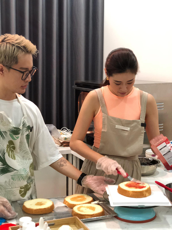 Hoa hậu Khánh Vân cho biết đây là lần đầu tiên cô tự làm bánh kem