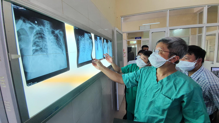 Những ngày qua thứ trưởng Bộ Y tế Nguyễn Trường Sơn luôn có mặt tại các điểm nóng chỉ chống dịch.