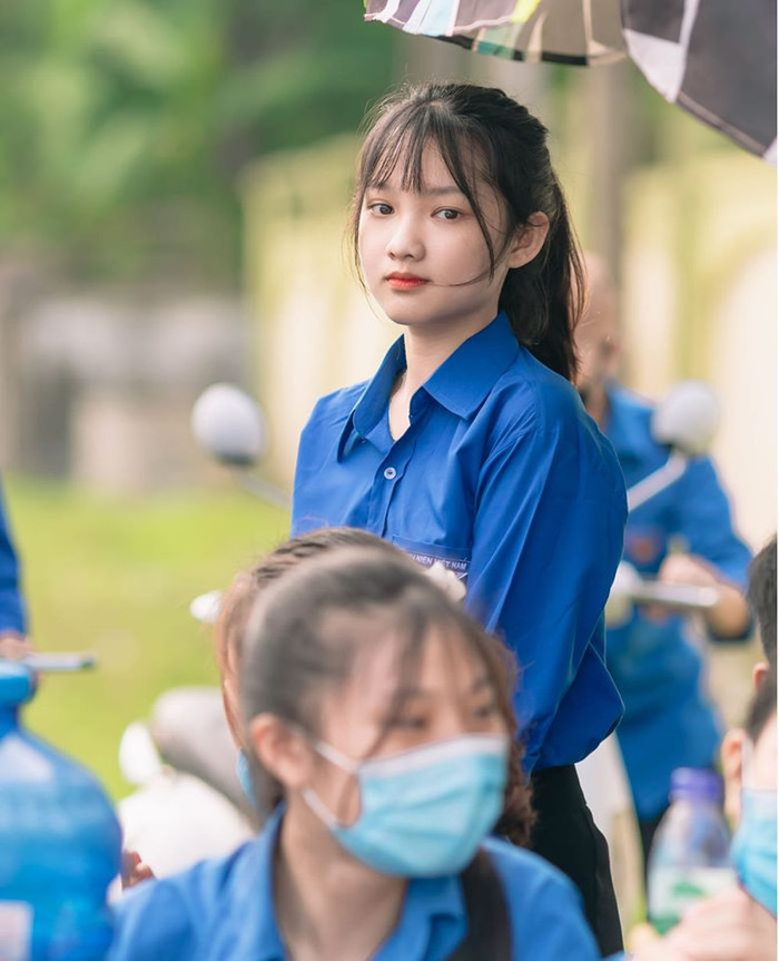 Nữ sinh xinh đẹp được ống kính chú ý