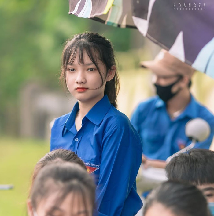 Nữ sinh xinh đẹp là tình nguyện viên tại điểm trường THPT Anh Sơn 2, huyện Anh Sơn, tỉnh Nghệ An.