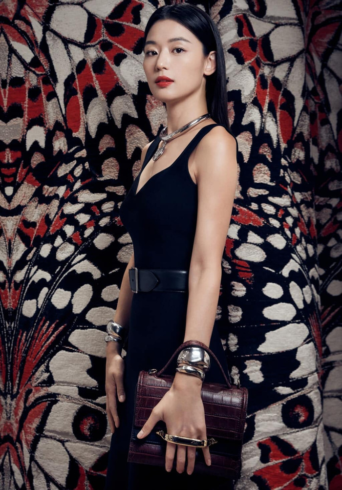 Mỹ nhân hàng đầu xứ Hàn đẹp không góc chết với tone makeup đậm đà cùng mái tóc ép thẳng 