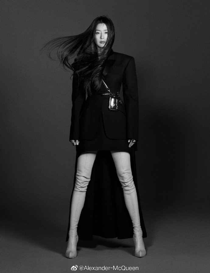 Tính thẩm mỹ của Alexander McQueen rất phù hợp với tính cách của cô 