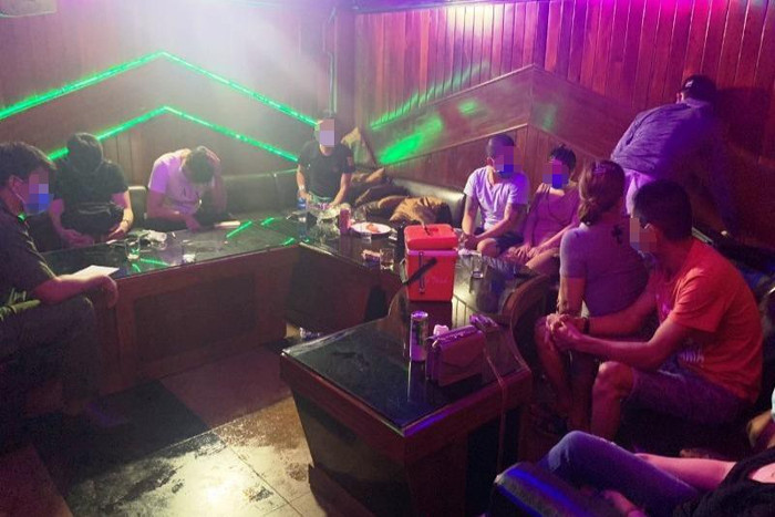 Nhiều thanh niên bị bắt quả tang sử dụng trái phép chất ma túy trong phòng karaoke. Ảnh: Công an cung cấp