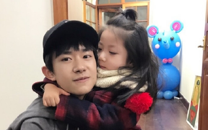 Dịch Dương Thiên Tỉ (TFBOYS) có thể thành bố trẻ con: Chăm sóc sao nhí bị bệnh - đóng vai hồi nhỏ của Đàm Tùng Vận! Ảnh 2