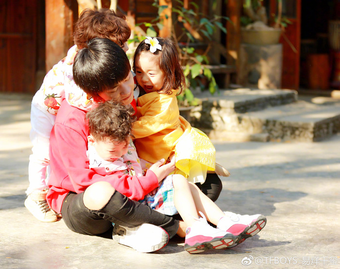 Dịch Dương Thiên Tỉ (TFBOYS) có thể thành bố trẻ con: Chăm sóc sao nhí bị bệnh - đóng vai hồi nhỏ của Đàm Tùng Vận! Ảnh 1