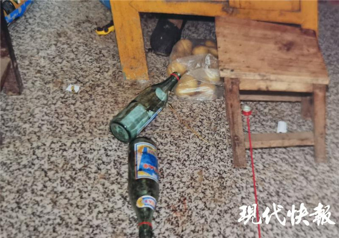 Vợ chồng bà Địch thường xuyên nhậu nhẹt.