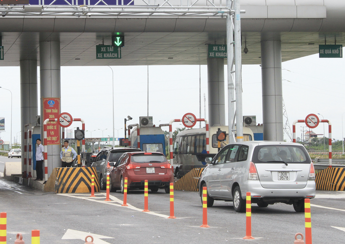 Đối với xe tải, xe ô tô chuyên dùng, xe đầu kéo chỉ nộp phí bằng 90% so với quy định áp dụng trước đó. (Ảnh: Anh Duy)
