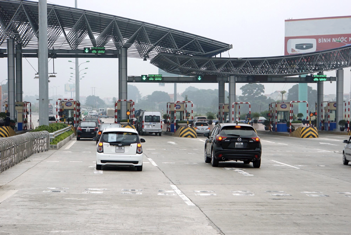 Kể từ ngày 01/01/2021 trở đi, các quy định nộp phí trên sẽ trở lại quy định trước ngày 10/8/2020. (Ảnh: Dân Trí)