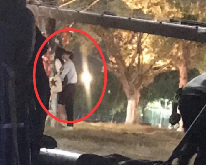 Đàm Tùng Vận, Tống Uy Long trong ngọt ngào có chút ngượng: Đóng cảnh hôn nhưng trăm người đứng xem Ảnh 18