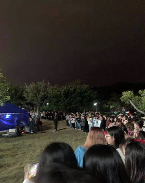 Đàm Tùng Vận, Tống Uy Long trong ngọt ngào có chút ngượng: Đóng cảnh hôn nhưng trăm người đứng xem Ảnh 19