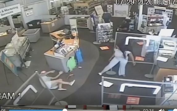 Yêu cầu khách đeo khẩu trang đúng cách, người phụ nữ bị quật ngã xuống sàn nhà Ảnh 2