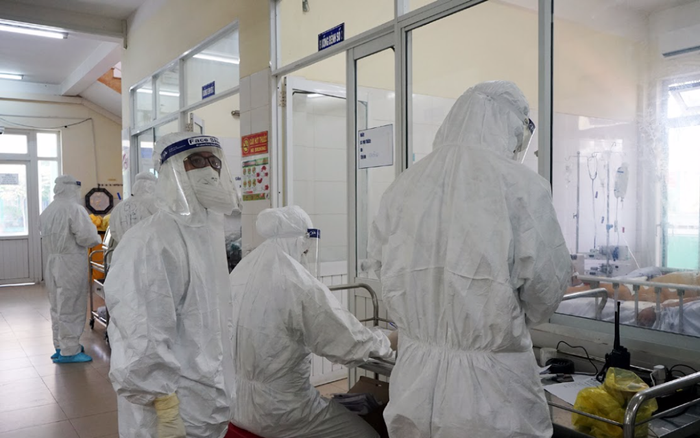 Bên trong khoa cấp cứu bệnh nhân nhiễm COVID-19 ở tâm dịch Đà Nẵng Ảnh 2