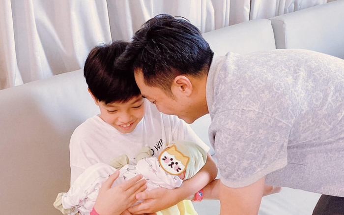 Cường Đô La khoe con trai Subeo lần đầu bế em gái mới sinh rất khéo Ảnh 2