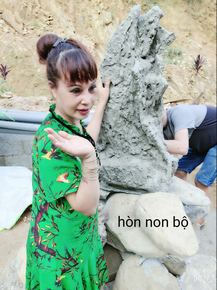 'Cô dâu 62 tuổi' khoe loạt ảnh rạng rỡ với làn da căng mịn nhưng vẫn bị dân mạng 'soi' ra điểm bất thường này Ảnh 6