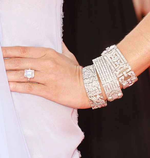 Nhưng dần dà, công chúng phát hiện số lần bà đồng hành cùng chiếc nhẫn ngày càng ít đi.