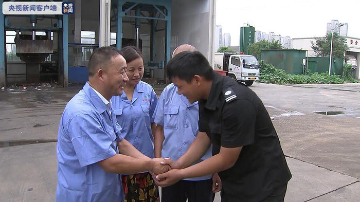 Tôn Hạo cảm ơn các công nhân vệ sinh môi trường. 