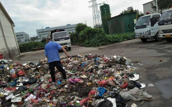 Mất giấy báo trúng tuyển đại học, công nhân vệ sinh lục tung hơn 8 tấn rác để tìm lại cho nam sinh Ảnh 2