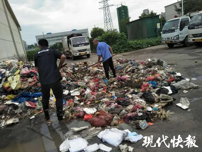 Tôn Hạo cũng cố gắng tìm kiếm giấy báo nhập học của mình cùng các công nhân vệ sinh.