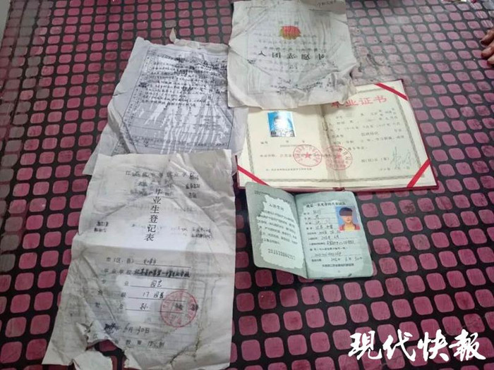 Sau hơn 2 tiếng tìm kiếm, cuối cùng Tôn Hạo cũng tìm thấy hồ sơ của mình.