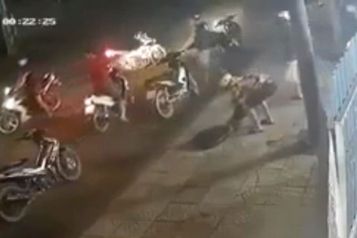 Nhóm thanh niên có mặt bên ngoài quán nhậu