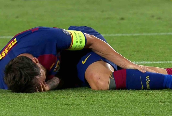 Messi dính chấn thương trong chiến thắng 3-1 của Barca trước Napoli ở trận lượt về vòng 1/8 Champions League 2019/20.