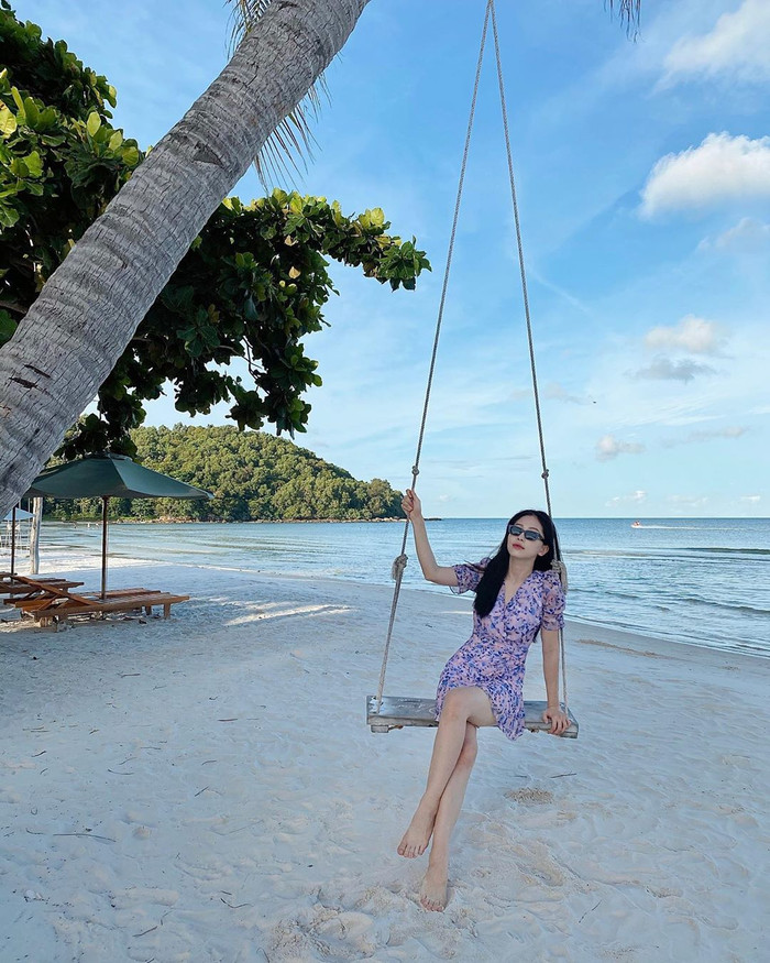 Á hậu Phương Nga diện váy hoa thả dáng quyến rũ trong chuyến du lịch biển đến Phú Quốc.