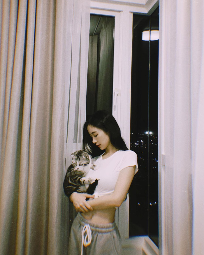 Trang phục mặc nhà của nữ diễn viên cũng đại đa phần là áo phông, quần nỉ thoải mái. 