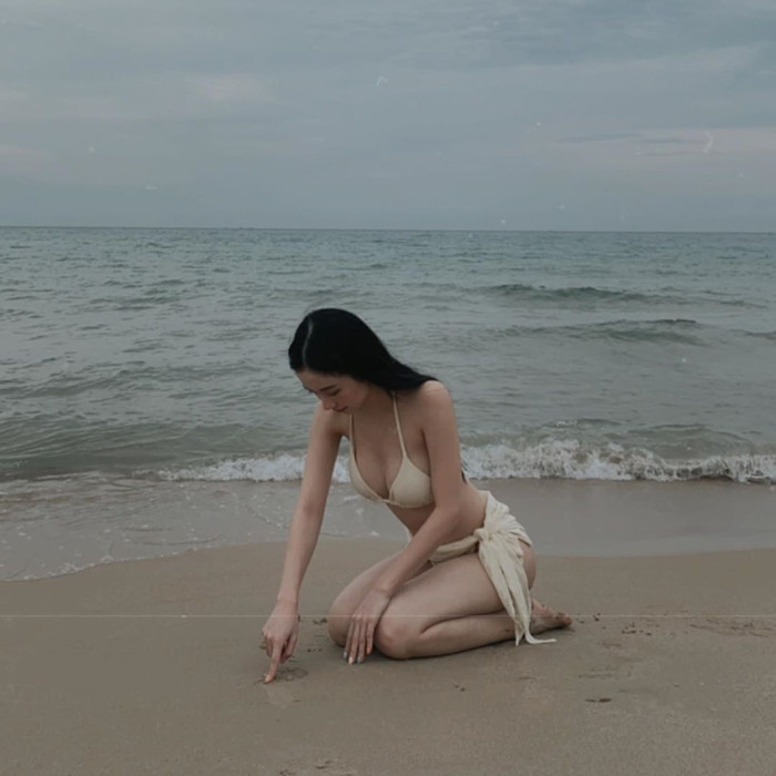 Vòng một 'trĩu nặng' được tôn lên tối đa qua trang phục. 