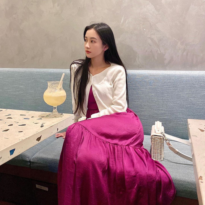 Thần thái vẫn rất rạng ngời, không quá khó hiểu khi cô nàng hoàn toàn cân được mọi kiểu đồ, từ kín đến hở. 