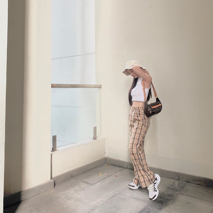 Cô nàng ưa chuộng những combo như áo croptop khoe eo thon, đi cùng quần rộng đúng trend hiện đại. 