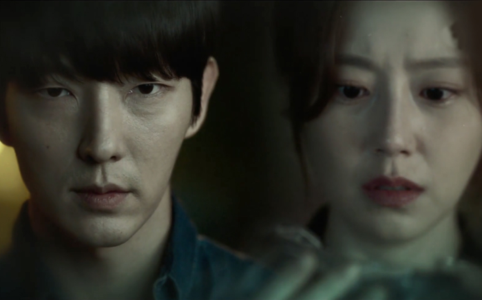 Tập 8 Hoa của quỷ: Lee Joon Gi chạm mặt kẻ vu khống anh tội giết người, đồng thời phải đấu tay đôi với cô vợ Moon Chae Won để bảo vệ danh tính Ảnh 2