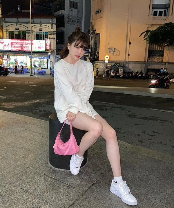 Với chiều dài của chiếc áo nỉ, Thiều Bảo Trâm theo đó chưng diện trang phục theo style giấu quần vô cùng chất. 