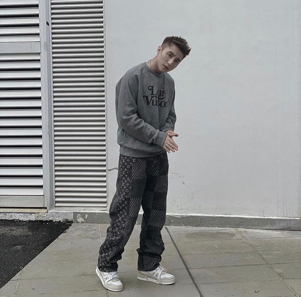 Sơn Tùng ghi điểm với cả cây hàng hiệu đắt giá từ Louis Vuitton, gam màu xám nam tính theo đó cũng được anh chàng sử dụng để tạo độ nam tính nhưng vẫn vô cùng trẻ trung. 